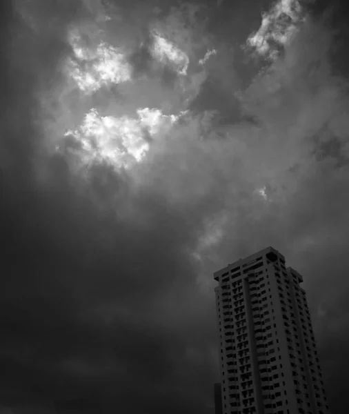 Ein Gebäude Mit Dunkelstormischem Himmel Dem Rückkgrund — Stockfoto