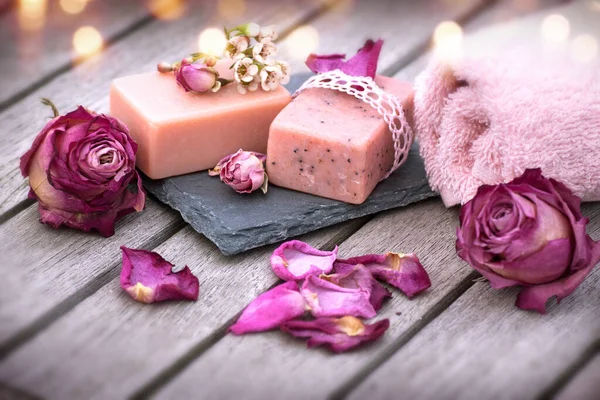 Spa Decoratie Met Prachtige Rozen Een Houten Tafel Bokeh — Stockfoto