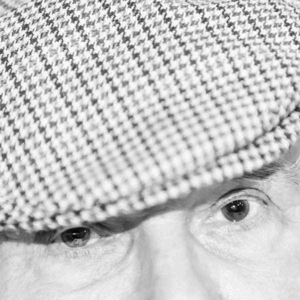 Rentner Sieht Blickkontakt Unter Der Baskenmütze — Stockfoto