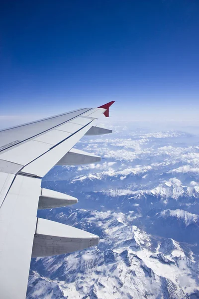 Voando Sobre Alpes Montanhas Cobertas Neve Vista Asa Avião — Fotografia de Stock