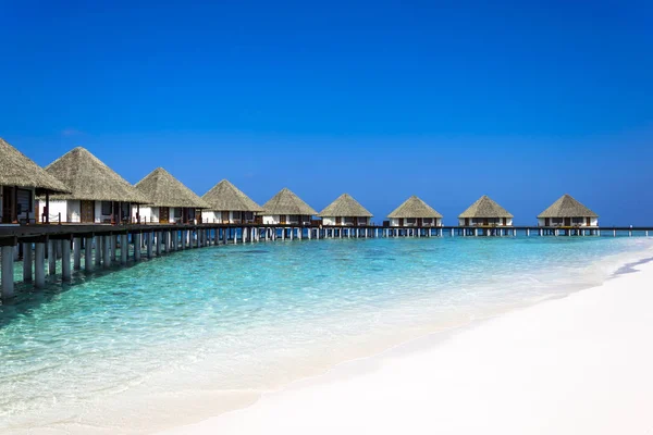 Typisch Maledivische Landschaft Mit Türkisfarbenem Meer Blauem Himmel Weißem Sandstrand — Stockfoto