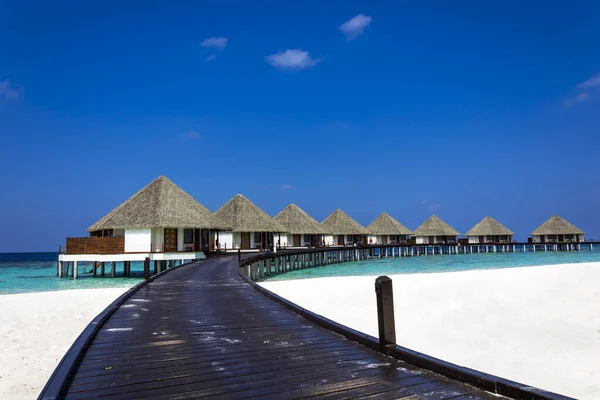 Typisch Maledivische Landschaft Mit Türkisfarbenem Meer Blauem Himmel Weißem Sandstrand — Stockfoto