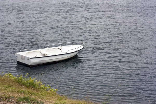 Bateau Rames Blanc Ancré Près Prairie Dans Adriatique — Photo