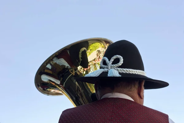Hombre Con Sombrero Tocando Tuba Banda Tradicional Con Cielo Azul — Foto de Stock