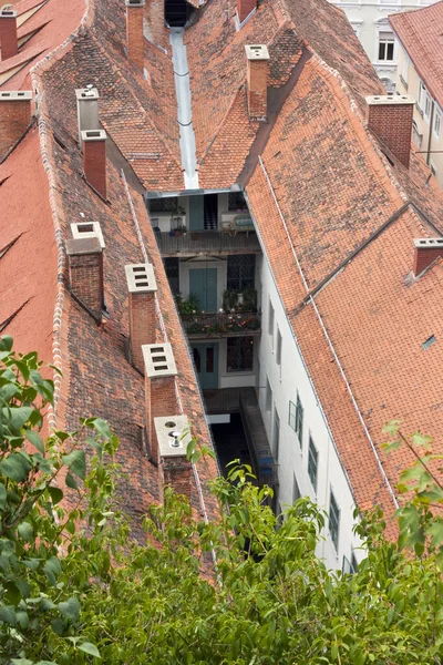 Casa Antiga Com Telhado Azulejo Pátio Interno Estreito — Fotografia de Stock