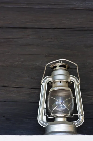 Lanterna Mão Tempestade Prata Velha Com Parede Madeira Vintage Fundo — Fotografia de Stock