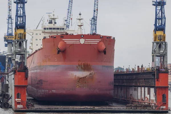 ドイツのハンブルクにある造船所のドライドックにいるタンカーは — ストック写真