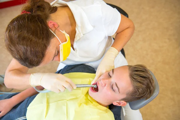 Tiener Wordt Behandeld Door Vrouwelijke Tandarts Tandheelkundige Chirurgie — Stockfoto
