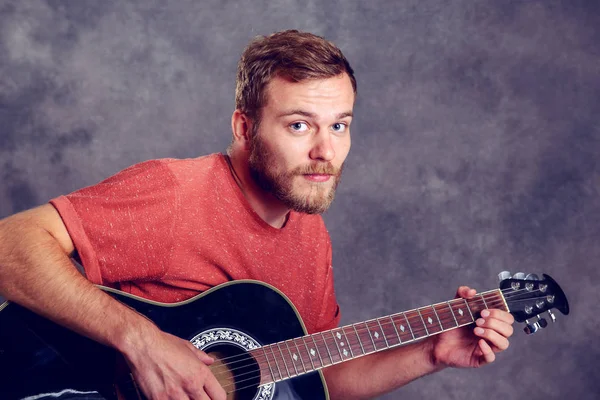 Jonge Man Met Baard Rood Shirt Spelen Akoestische Gitaar — Stockfoto