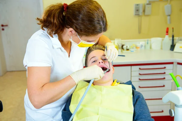 Tonåring Behandlas Kvinnlig Tandläkare Tandkirurgi — Stockfoto