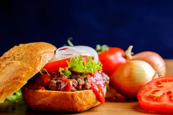 Hamburguesas Caseras Con Carne Ensalada Cebolla Tomate Ketchup —  Fotos de Stock