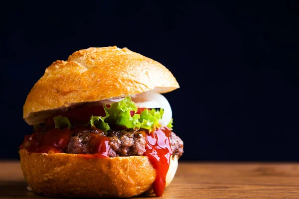 Domácí Hamburger Masem Salátem Cibulí Rajčaty Kečupem — Stock fotografie