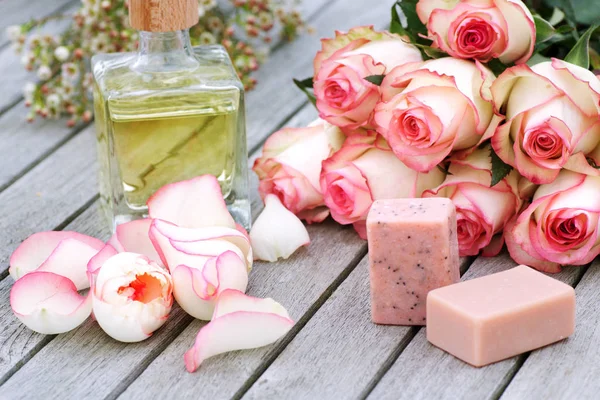 Spa Producten Met Een Boeket Rozen Een Houten Tafel Voor — Stockfoto