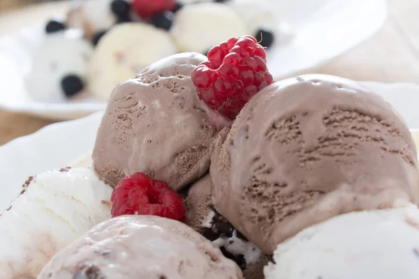 Шоколадное Мороженое Белой Тарелке Редисом — стоковое фото