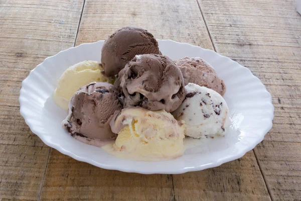 Шоколадное Мороженое Белой Тарелке — стоковое фото