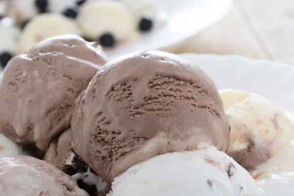 Skořápky Čokoládové Zmrzliny Bílém Talíři — Stock fotografie