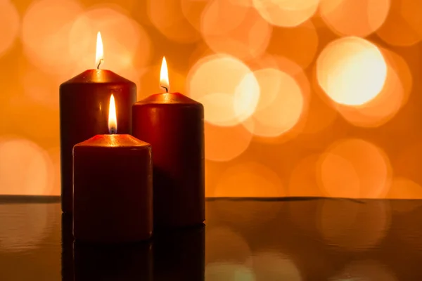 Velas Ardentes Luzes Como Uma Bokeh Natal Com Reflexão — Fotografia de Stock