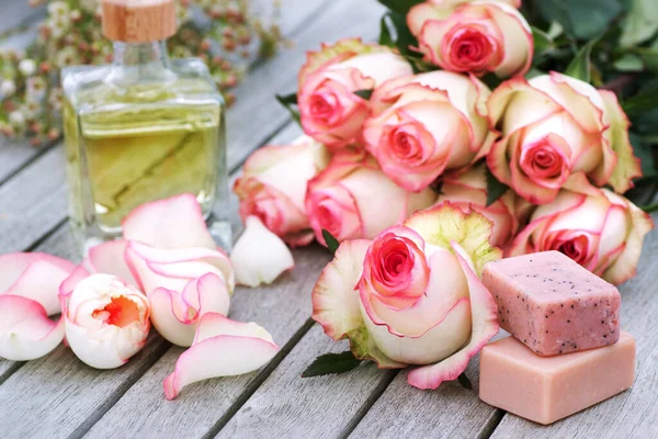 Stilleven Met Rozen Verzorgingsproducten Voor Een Spabehandeling Een Houten Tafel — Stockfoto