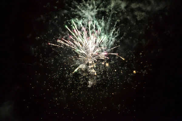 Fuegos Artificiales Coloridos Por Noche Explosión Pirotécnica — Foto de Stock