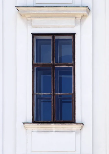 Stare Retro Zamknięte Okno Białej Fasadzie — Zdjęcie stockowe