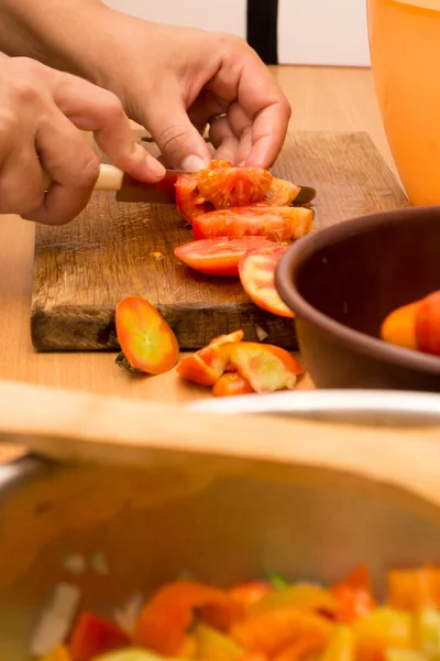Cortar Cortar Tomate Plato Madera Preparándolo Para Una Ensalada — Foto de Stock