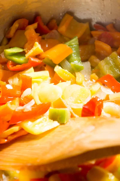 Cocinar Guiso Con Verduras Frescas Una Olla Mezclándolo Con Cuchara — Foto de Stock