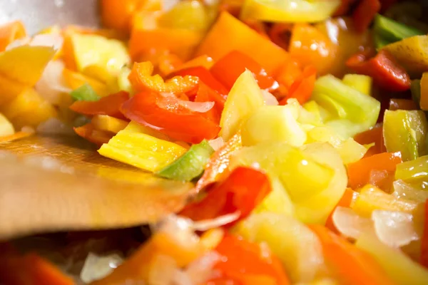 Cocinar Guiso Con Verduras Frescas Una Olla Mezclándolo Con Cuchara — Foto de Stock