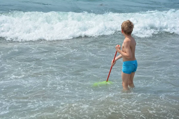Μικρό Ξανθό Αγόρι Μπλε Μαγιό Στέκεται Δίχτυ Στο Νερό Και — Φωτογραφία Αρχείου