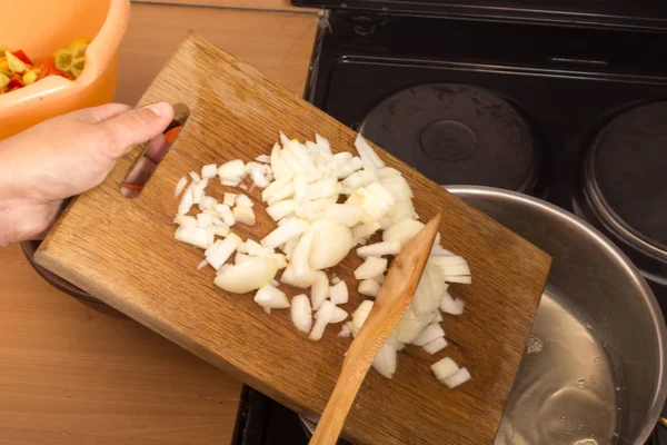 Lägga Hackad Lök Stekpannan — Stockfoto