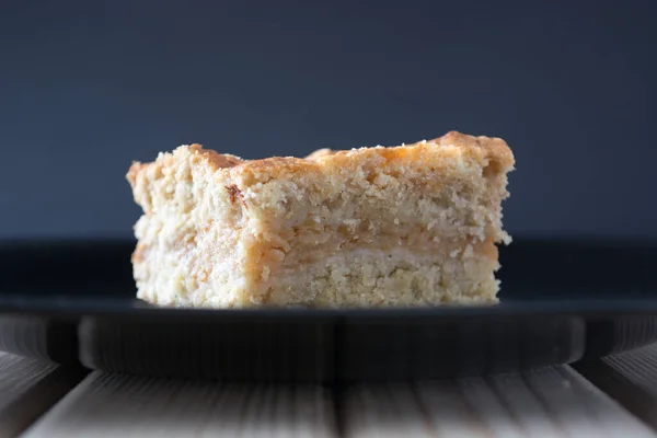 Hausgemachter Apfelkuchen Schwarzen Teller Auf Dem Tisch — Stockfoto