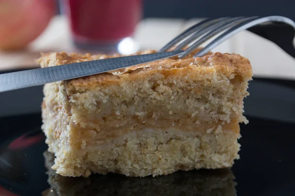 Hausgemachter Apfelkuchen Schwarzen Teller Auf Dem Tisch — Stockfoto