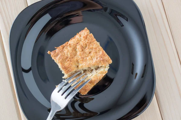 Hausgemachter Apfelkuchen Schwarzen Teller Auf Dem Tisch — Stockfoto