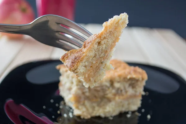 Hausgemachter Apfelkuchen Schwarzen Teller Auf Dem Tisch — Stockfoto