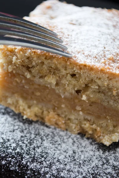 Hausgemachter Apfelkuchen Schwarzen Teller Auf Dem Tisch — Stockfoto