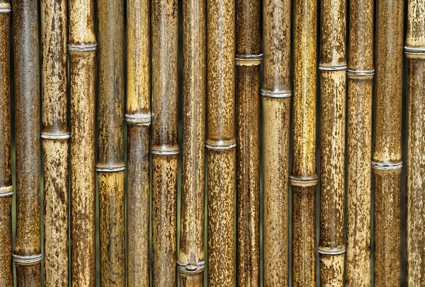 金属のパターンを持つ木製のフェンス — ストック写真