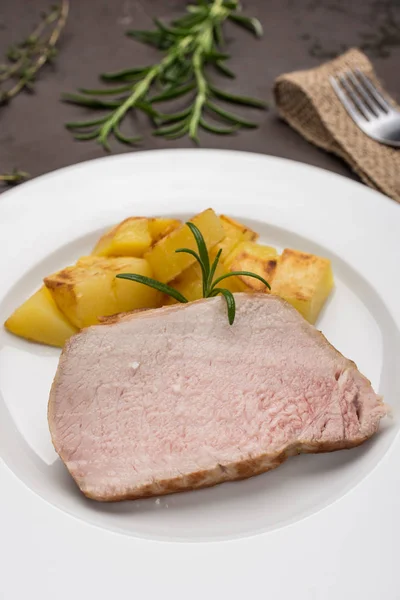 Assado Porco Iberico Frito Com Batatas Fritas Formato Retrato — Fotografia de Stock