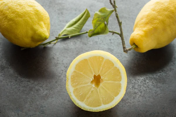 Половина Желтого Сочного Лемона Тарелке Заднем Свете — стоковое фото
