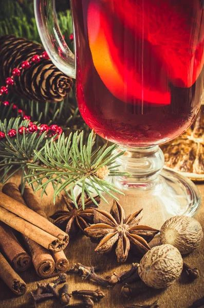 Gewürze Für Weihnachtsglühwein Und Christbaumzweige Auf Holzuntergrund Vintage Toned Weihnachtspostkarte — Stockfoto