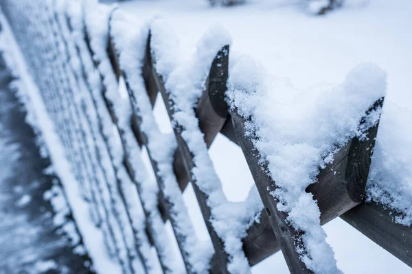 冬天在木栅栏上下雪 — 图库照片