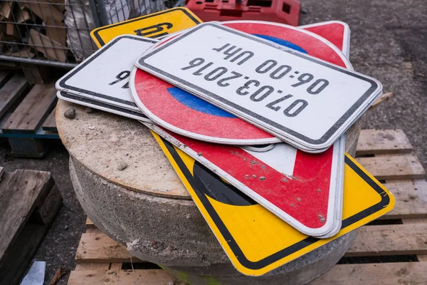 Various Verkehrssschilder Stone Construction Site — Stock Photo, Image