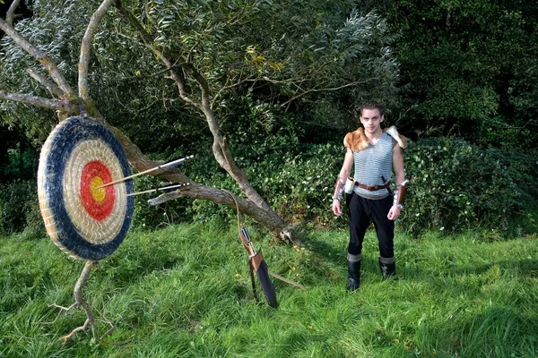 Medieval Vestido Joven Está Naturaleza Flecha Arco Ciervo Mantiene Margen —  Fotos de Stock