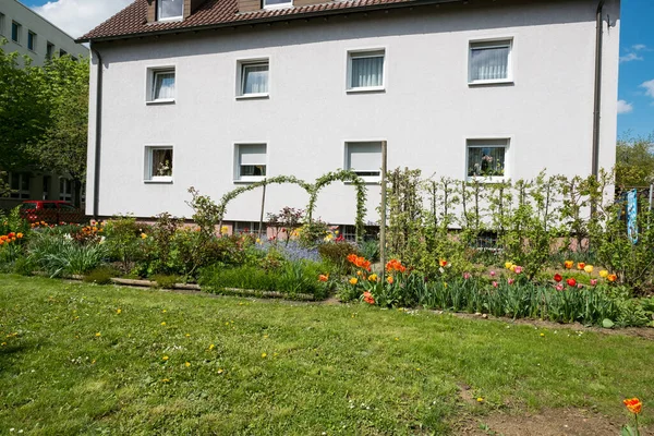 Wohnhaus Mit Vorgarten Und Wiese Mit Tulpen — Stockfoto