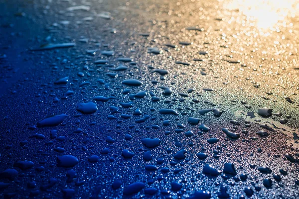 백라이트가 파란색 노란색 빗방울 — 스톡 사진