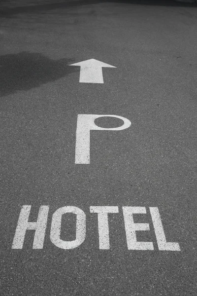 Pfeil Und Zum Parkplatz Vom Hotel Auf Dem Boden Hochformat — Stockfoto