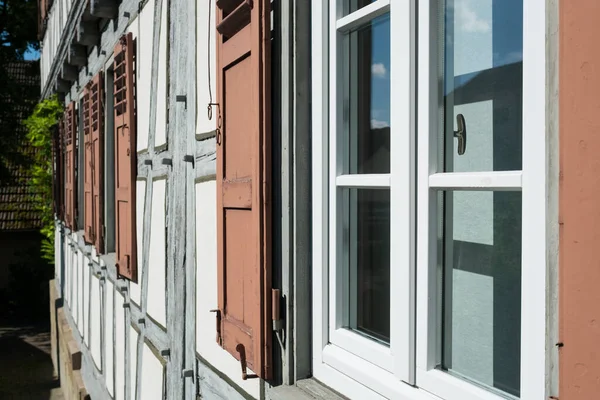 Detail Von Fenster Und Rollladen Einem Fachwerkhaus Deutschland — Stockfoto
