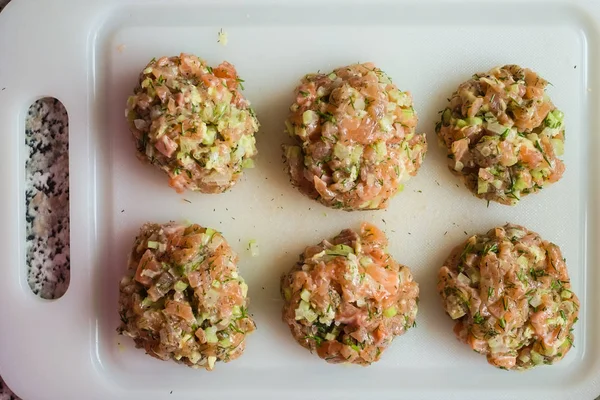 Rohe Fleischbällchen Mit Lachs Und Sellerie Und Kräutern — Stockfoto