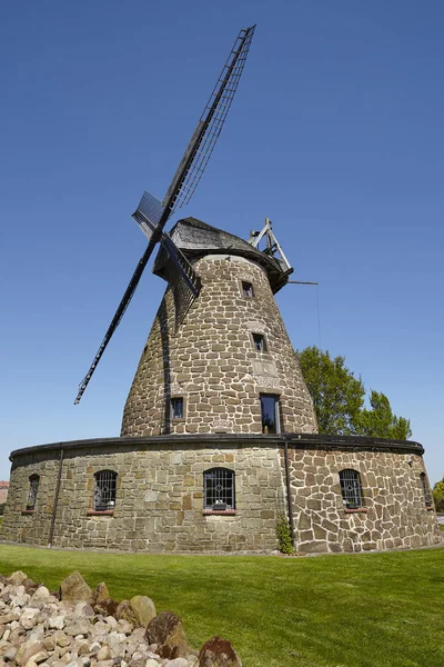 Vista Panorámica Del Paisaje Con Edificio Del Molino Viento —  Fotos de Stock