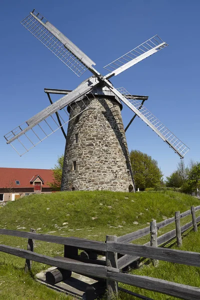 Naturskön Utsikt Över Landskapet Med Väderkvarnsbyggnad — Stockfoto