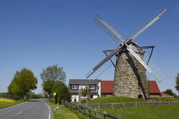 Naturskön Utsikt Över Landskapet Med Väderkvarnsbyggnad — Stockfoto