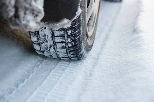 Nahaufnahme Eines Autoreifens Auf Schneeglatter Straße — Stockfoto